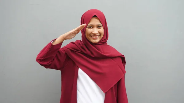 Asijské Hidžáb Žena Salutuje Památku Dne Nezávislosti — Stock fotografie