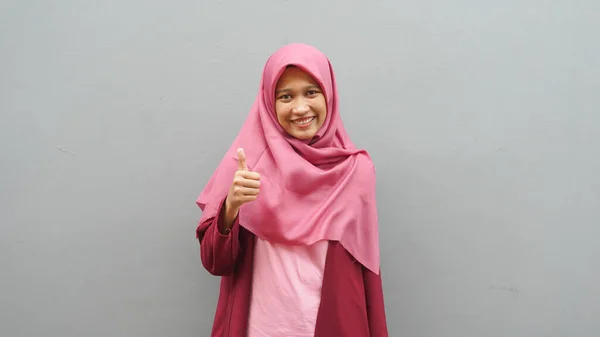 Portrait Young Asian Muslim Lady Wearing Hijab Shows Thumbs Gesture — Stock Photo, Image