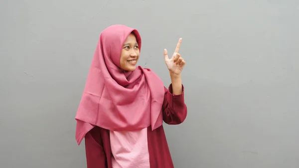 Wanita Muslim Asia Menunjukkan Sesuatu — Stok Foto