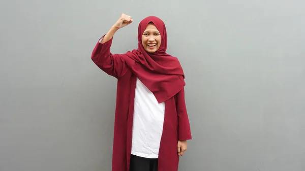 Retrato Jovem Ásia Muçulmano Senhora Vestindo Hijab Apertado Punhos — Fotografia de Stock