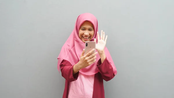 Ασιάτισσα Μουσουλμάνα Γυναίκα Βιντεοκλήση Χειρονομία — Φωτογραφία Αρχείου