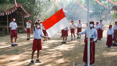 9 Ağustos 2020, Yogyakarta, Endonezya: Endonezya 'nın bağımsızlık gününde öğrenci saygısı, Yogyakarta Endonezya' da bayrak töreni. Sisi olan ışık ışını.