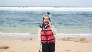 Şnorkelli bir kadın.