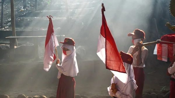 2020年8月9日 印度尼西亚日惹 印度尼西亚独立日印度尼西亚学生嘉年华 Garuda鸟和国旗财产 — 图库照片