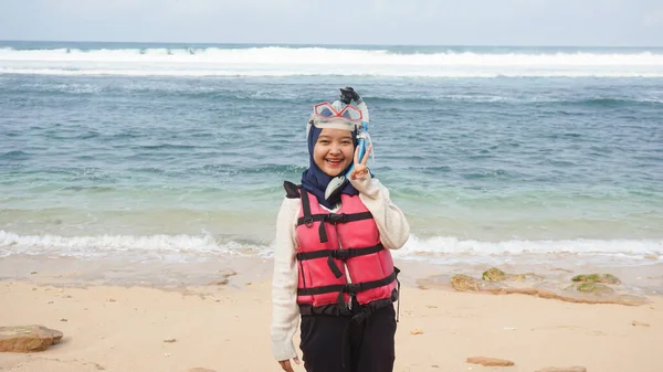 Uma Mulher Hijab Usando Roupas Snorkel — Fotografia de Stock