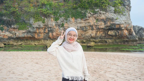 Een Vrouw Hijab Spelen Water Het Strand Drini Strand Yogyakarta — Stockfoto