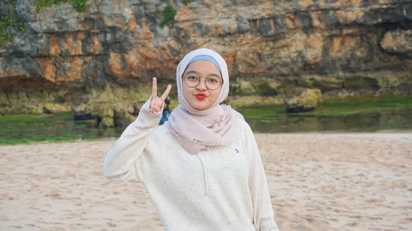 Kvinna Hijab Spela Vatten Stranden Drini Stranden Yogyakarta — Stockfoto