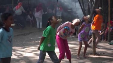 9 Ağustos 2020, Yogyakarta, Endonezya: Bağımsızlık Günü kutlamalarında yarışan Endonezya krakerlerinin portresi