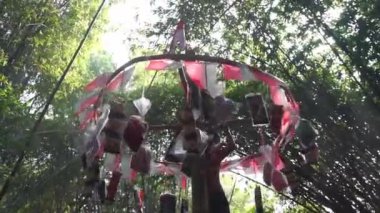 9 Ağustos 2020, Yogyakarta, Endonezya: bir grup küçük çocuk tarafından seslendirilen panjat pinang. Panjat pinang, Endonezya 'nın bağımsızlık gününün anısına düzenlenen bir oyundur.