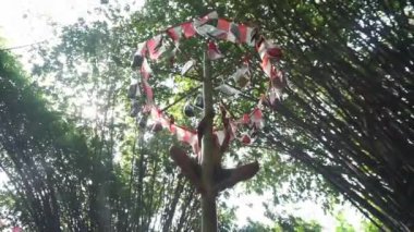 9 Ağustos 2020, Yogyakarta, Endonezya: bir grup küçük çocuk tarafından seslendirilen panjat pinang. Panjat pinang, Endonezya 'nın bağımsızlık gününün anısına düzenlenen bir oyundur.