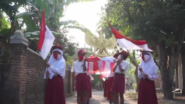 2020年8月9日 インドネシアのジョグジャカルタ インドネシア独立記念日のためのインドネシアの学生カーナビ Garuda鳥と旗のプロパティ 霧と光の光線で選択的に焦点を当て — ストック動画