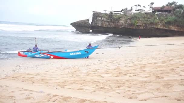 2020年8月10日 印度尼西亚日惹 渔民准备航行到德里尼海滩捕鱼 — 图库视频影像