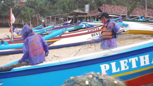 Agosto 2020 Yogyakarta Indonesia Pescatori Preparano Navigare Trovare Pesce Sulla — Video Stock