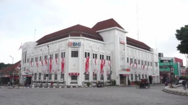 15 Ağustos 2020, Yogyakarta, Endonezya: BNI 46 Yogyakarta Binası. Mekan Jogja 0KM noktasında. Endonezya bağımsızlık gününü kutlamak için Endonezya bayrağıyla