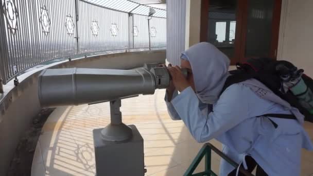 Asiatische Hijab Frau Nutzt Fernglas Entfernte Objekte Auf Dem Masjid — Stockvideo