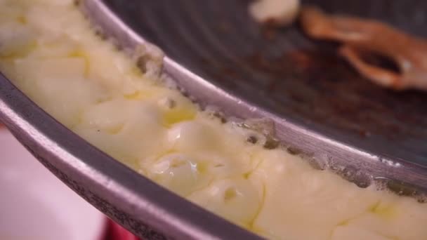グリルパンの側面で調理されたモッツァレラチーズ — ストック動画