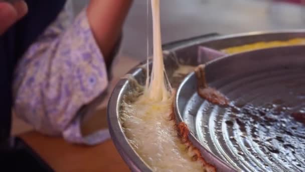Mozzarella Kaas Gekookt Zijkant Van Een Grillpan — Stockvideo