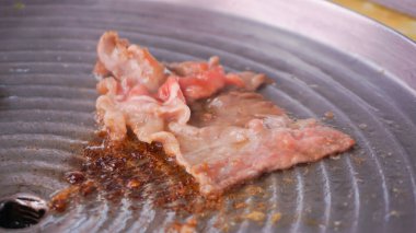 Izgara işlemi için fırında çiğ et ve tavuk.