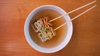 Kore odeng balık keki ya da Eomuk Guk popüler sokak yemekleri tarzıdır.