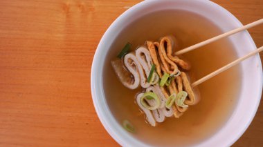 Kore odeng balık keki ya da Eomuk Guk popüler sokak yemekleri tarzıdır.