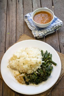 Nasi Pecel. Geleneksel Java pirinç tabağı, sebze salatası, fıstık sosu, tempeh, fasulye ezmesi ve kraker..