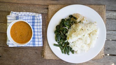 Nasi Pecel. Geleneksel Java pirinç tabağı, sebze salatası, fıstık sosu, tempeh, fasulye ezmesi ve kraker..