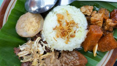 Yogyakarta Endonezya 'dan geleneksel yemek, tavuk eti, yumurta ve soya peyniri ile servis edilen Jake meyvesinden yapılır.