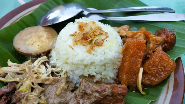 Nasi Gudeg Krecek 印度尼西亚日惹传统食品 杰克水果 鸡蛋和豆腐 — 图库照片