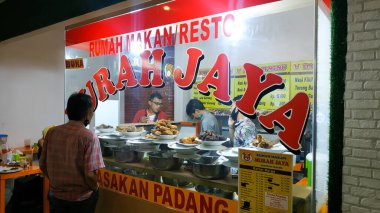 9 Eylül 2020, Semarang, Endonezya: Warung Nasi Padang, Padang pirinç körisi Endonezya 'nın en ünlü yemeklerinden biridir. Endonezya Mutfak Yemekleri