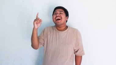 Bir şey düşünüp, fikir üreten şişman Asyalı adam.