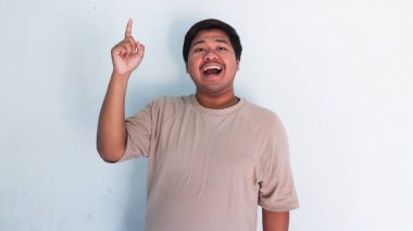 Bir şey düşünüp, fikir üreten şişman Asyalı adam.