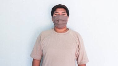 Asyalı şişman adam maske takıyor.