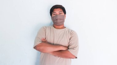 Asyalı şişman adam maske takıyor.