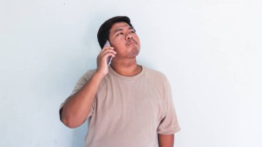 Asyalı Şişman Adam Bir Arkadaşını Arıyor