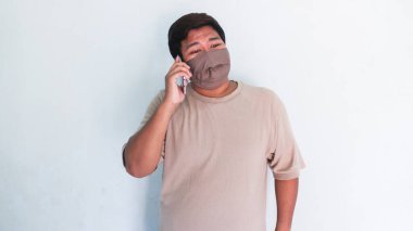 Asyalı Şişman Adam Bir Arkadaşını Arıyor