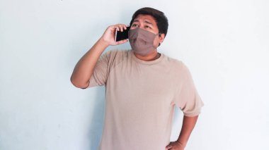 Asyalı Şişman Adam Bir Arkadaşını Arıyor