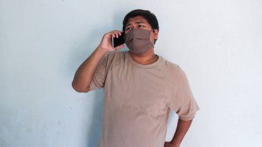 Asyalı Şişman Adam Bir Arkadaşını Arıyor