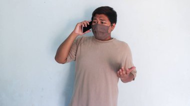 Asyalı Şişman Adam Bir Arkadaşını Arıyor