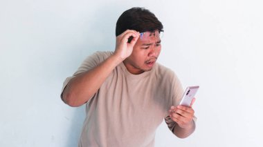 Şişman adam heyecanlı bir ifadeyle bir el telefonu gördü.