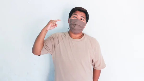 一个戴医疗面具的亚洲胖子的画像显示了停止的手势 — 图库照片