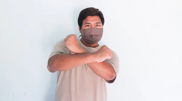 医者のマスクショーでアジアの脂肪男の肖像 ストップハンドジェスチャー — ストック写真