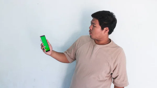 Asiatico Grasso Uomo Indicando Cellulare Con Verde Schermo — Foto Stock