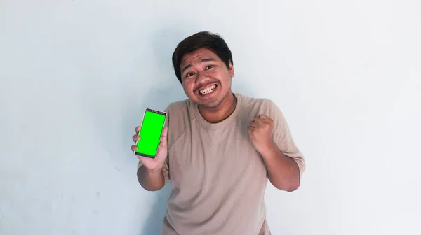 Aziatische Dikke Man Wijzen Naar Mobiele Telefoon Met Het Groene — Stockfoto