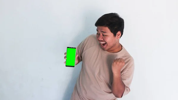 Aziatische Dikke Man Wijzen Naar Mobiele Telefoon Met Het Groene — Stockfoto