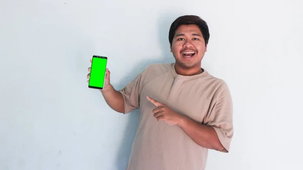 Ásia Gordura Homem Apontando Para Celular Com Verde Tela — Fotografia de Stock
