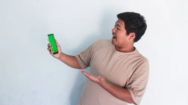 Asian Fat Man Pointing Cellphone Green Screen — Stock Photo, Image