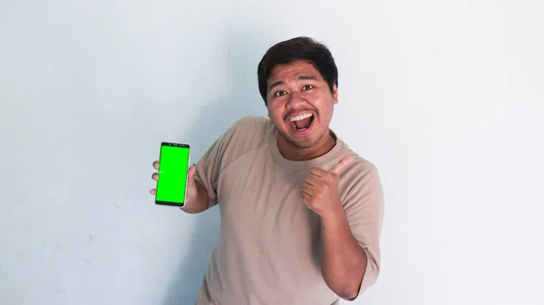 Ásia Gordura Homem Apontando Para Celular Com Verde Tela — Fotografia de Stock