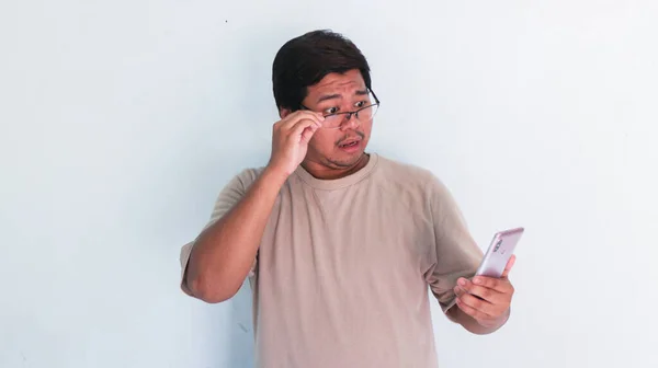 Dikke Man Ziet Een Handtelefoon Met Uitgeputte Druk — Stockfoto