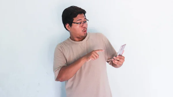 Dikke Man Ziet Een Handtelefoon Met Uitgeputte Druk — Stockfoto