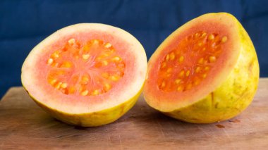 Tepsinin üzerinde kırmızı guava var.